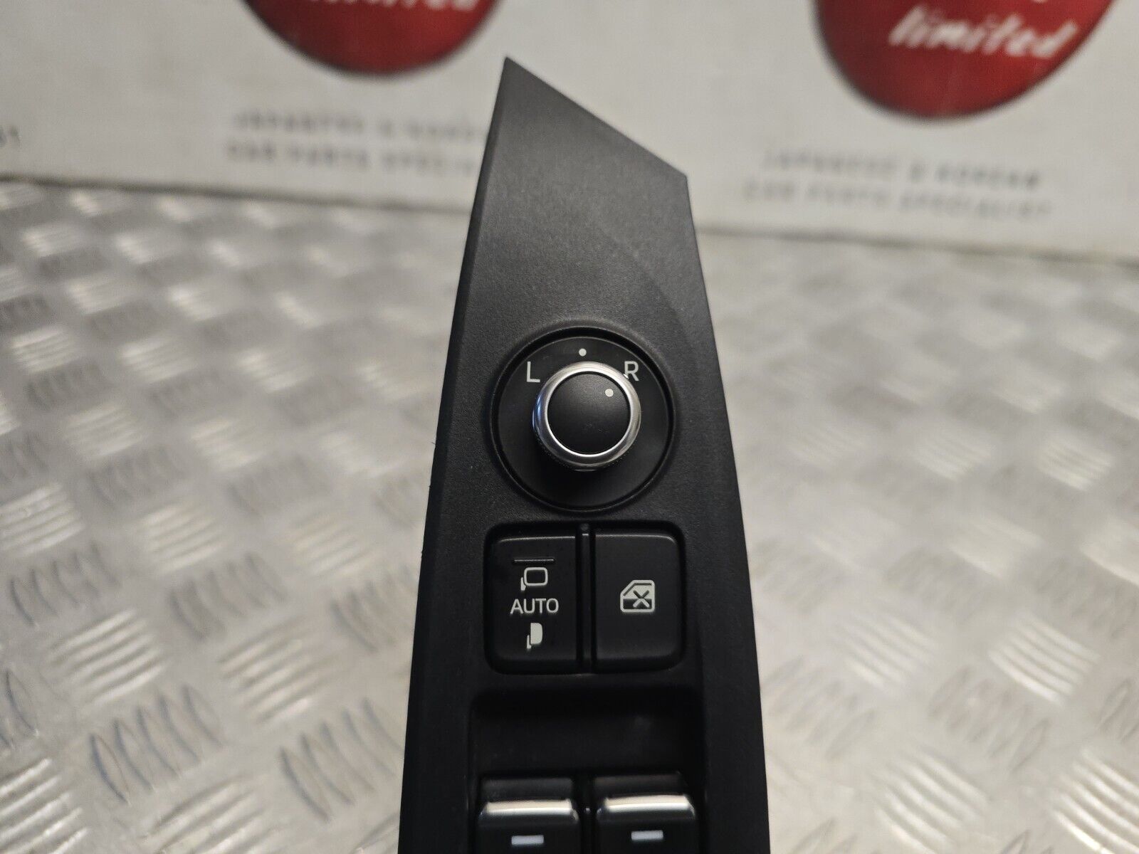 マツダ(MAZDA)WINDOW SWITCHGARNISH/マツダ純正オプション/OEMスズキ車/Z0B1V1194(Z0B1-V1-194) マツダ(MAZDA)WINDOW SWITCHGARNISH/マツダ純正オプション/OEMスズキ車/Z0B1V1194(Z0B1-V1-194)