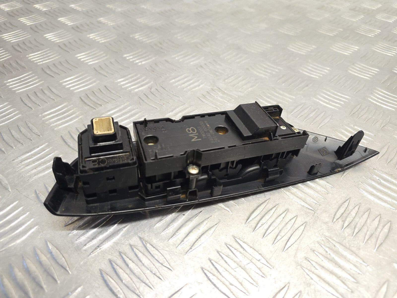 TOYOTA YARIS MK4 2020-2024 GENUINE DRIVERS FRONT 4 WAY WINDOW