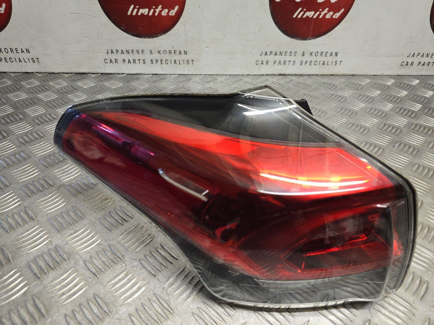 TOYOTA RAV4 XA40 MK4 2015-2018 GENUINE PASSENGER SIDE REAR OUTER LED BRAKE LIGHT