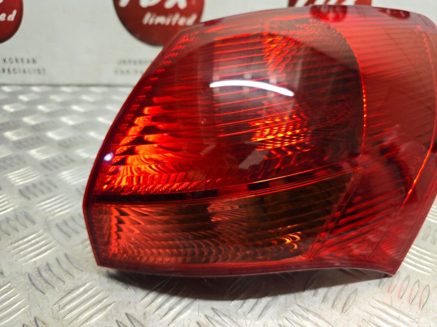 KIA VENGA YN 2010-2019 GENUINE DRIVERS SIDE REAR OUTER BRAKE LIGHT 924021P000