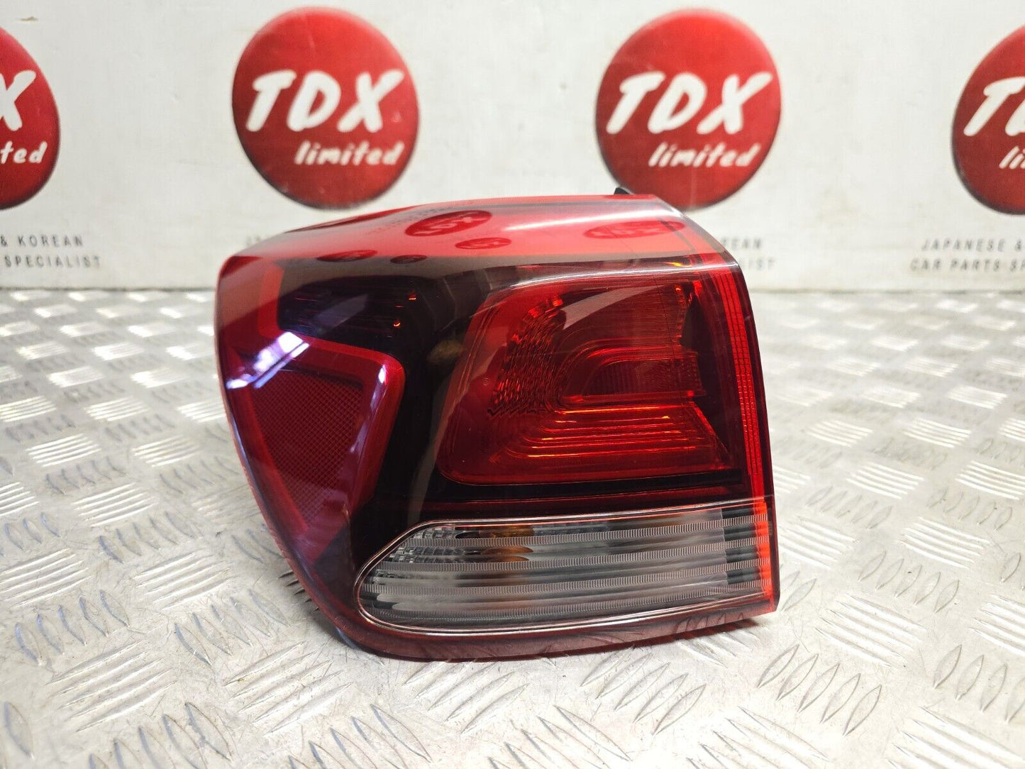 KIA RIO YB MK4 2017-2023 GENUINE PASSENGERS SIDE REAR BODY BRAKE LIGHT 92402-H8