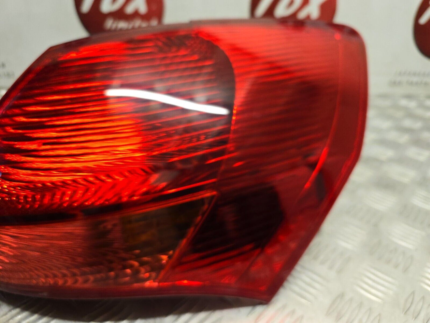 KIA VENGA YN 2010-2019 GENUINE DRIVERS SIDE REAR OUTER BRAKE LIGHT 924021P000