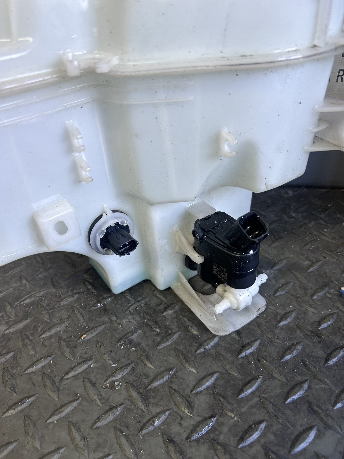 Hyundai I30 Mk3 2017-20220 Genuine Complete Washer Bottle Tank 4