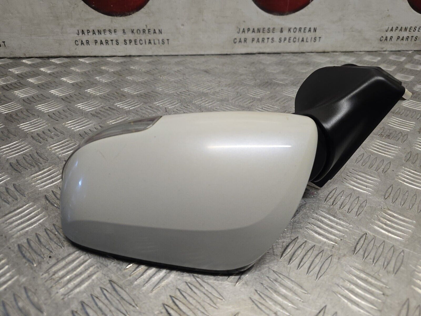 TOYOTA AURIS E15 2010-2012 GENUINE PASSENGERS POWER FOLD WING MIRROR 070 WHITE