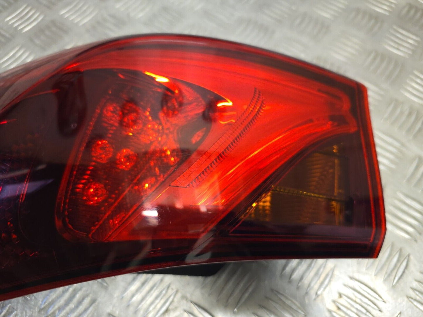 TOYOTA AVENSIS SALOON MK3 2015-2018 PASSENGER SIDE REAR BODY BRAKE LED LIGHT