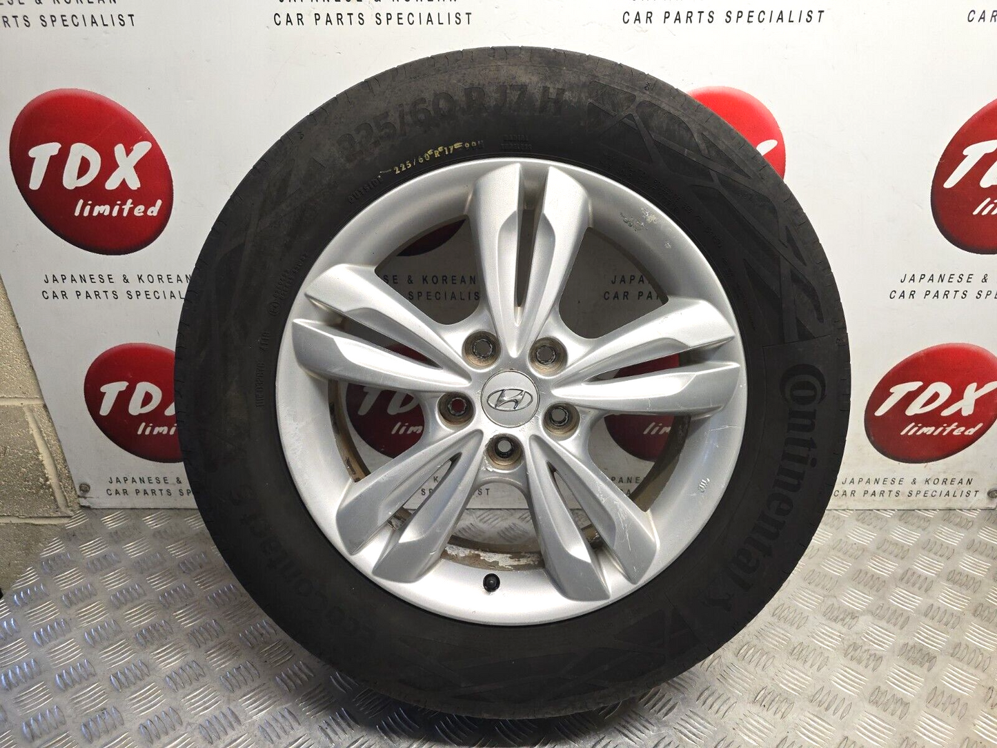 HYUNDAI IX35 17" INCH 2010-2015 ALLOY WHEEL WORN TYRE 225/60/17 52910-2Y400