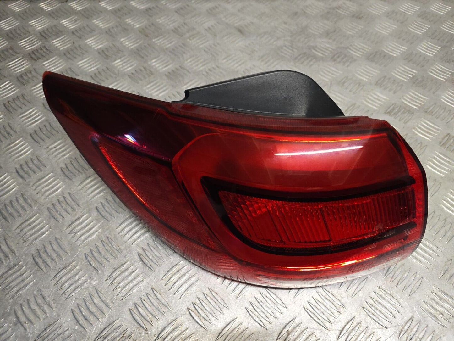 KIA SPORTAGE SL MK3 2013-2015 FACELIFT PASSENGERS REAR OUTER BODY BRAKE LIGHT