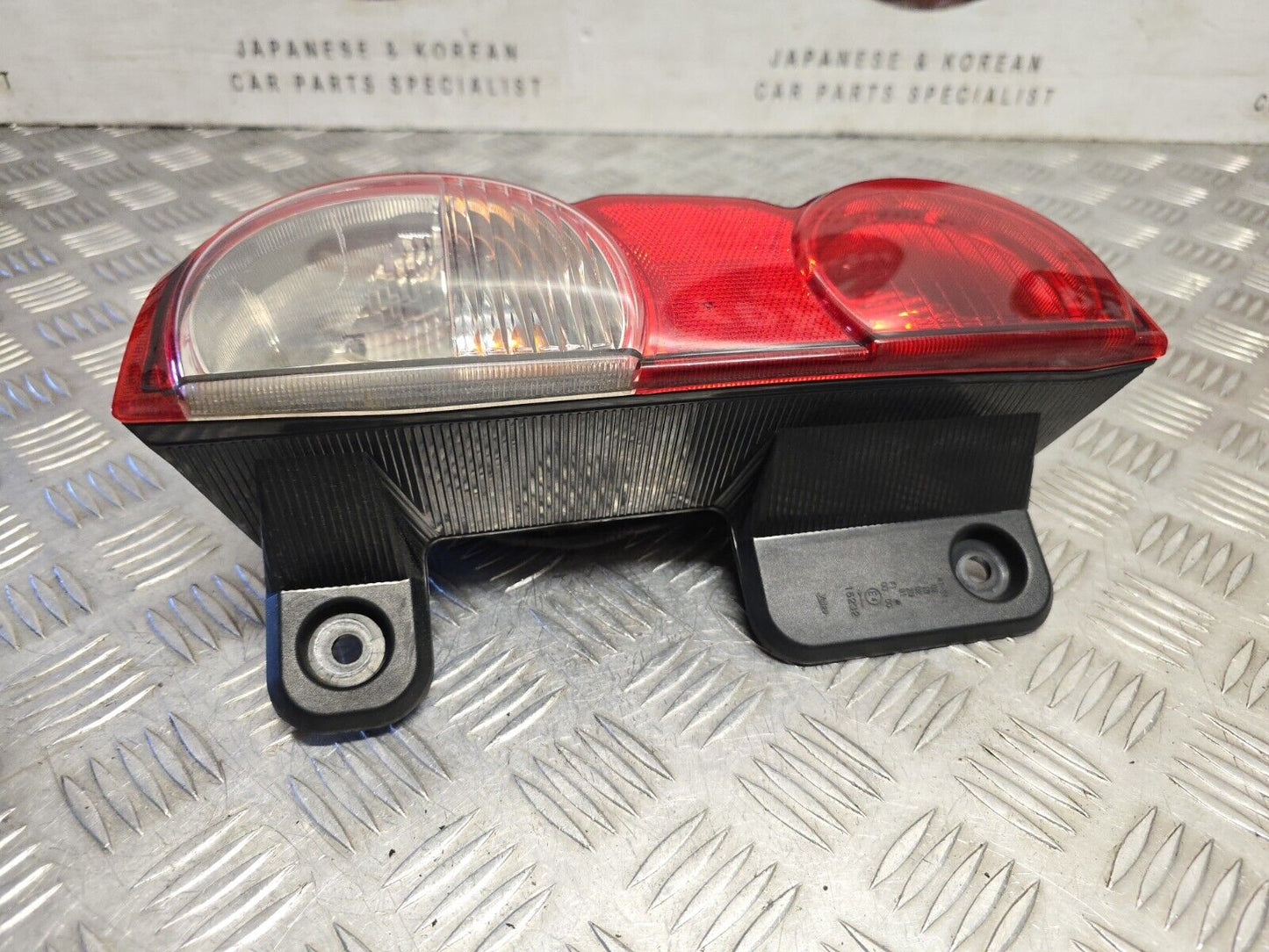 NISSAN NV200 2010-2019 GENUINE PASSENGERS SIDE REAR OUTER BRAKE LIGHT 26555BJ20A