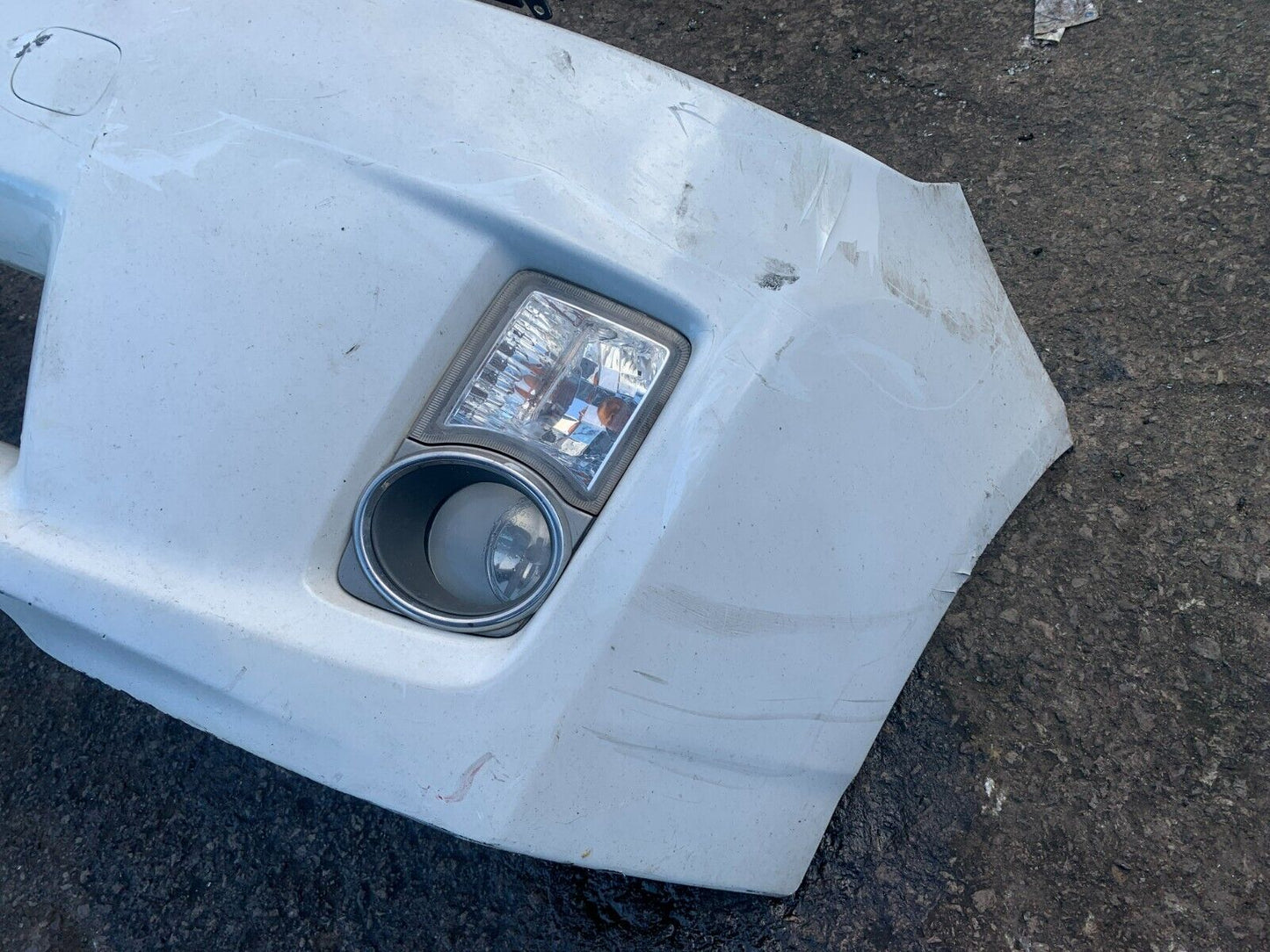 TOYOTA PRIUS MK2 2009-2014 PRE-FACELIFT GENUINE FRONT BUMPER WHITE