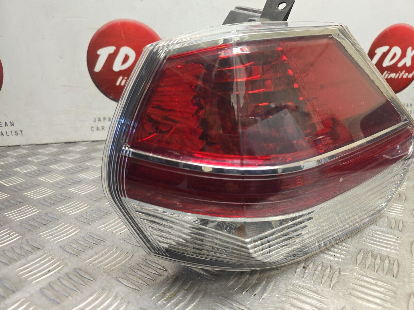 NISSAN X-TRAIL T32 2014-2017 GENUINE DRIVERS SIDE REAR BODY BRAKE LIGHT LAMP