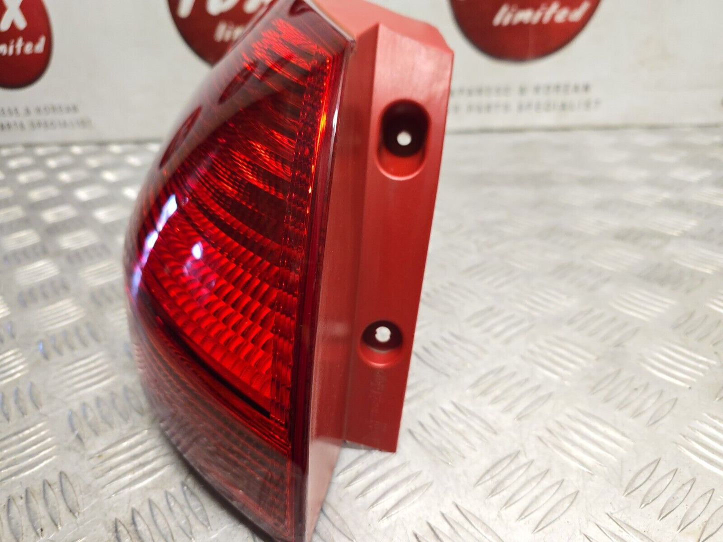 KIA VENGA YN 2010-2019 GENUINE PASSENGERS SIDE REAR OUTER BRAKE LIGHT 924011P000