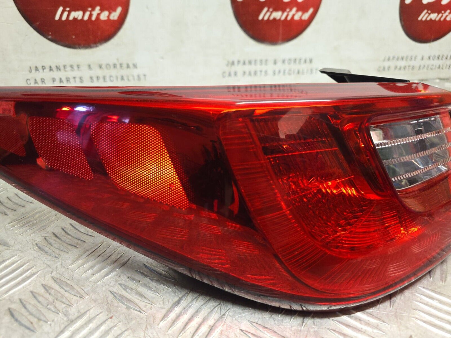 KIA OPTIMA ESTATE JF MK4 2016-2019 PASSENGERS REAR OUTER HALOGEN BRAKE LIGHT