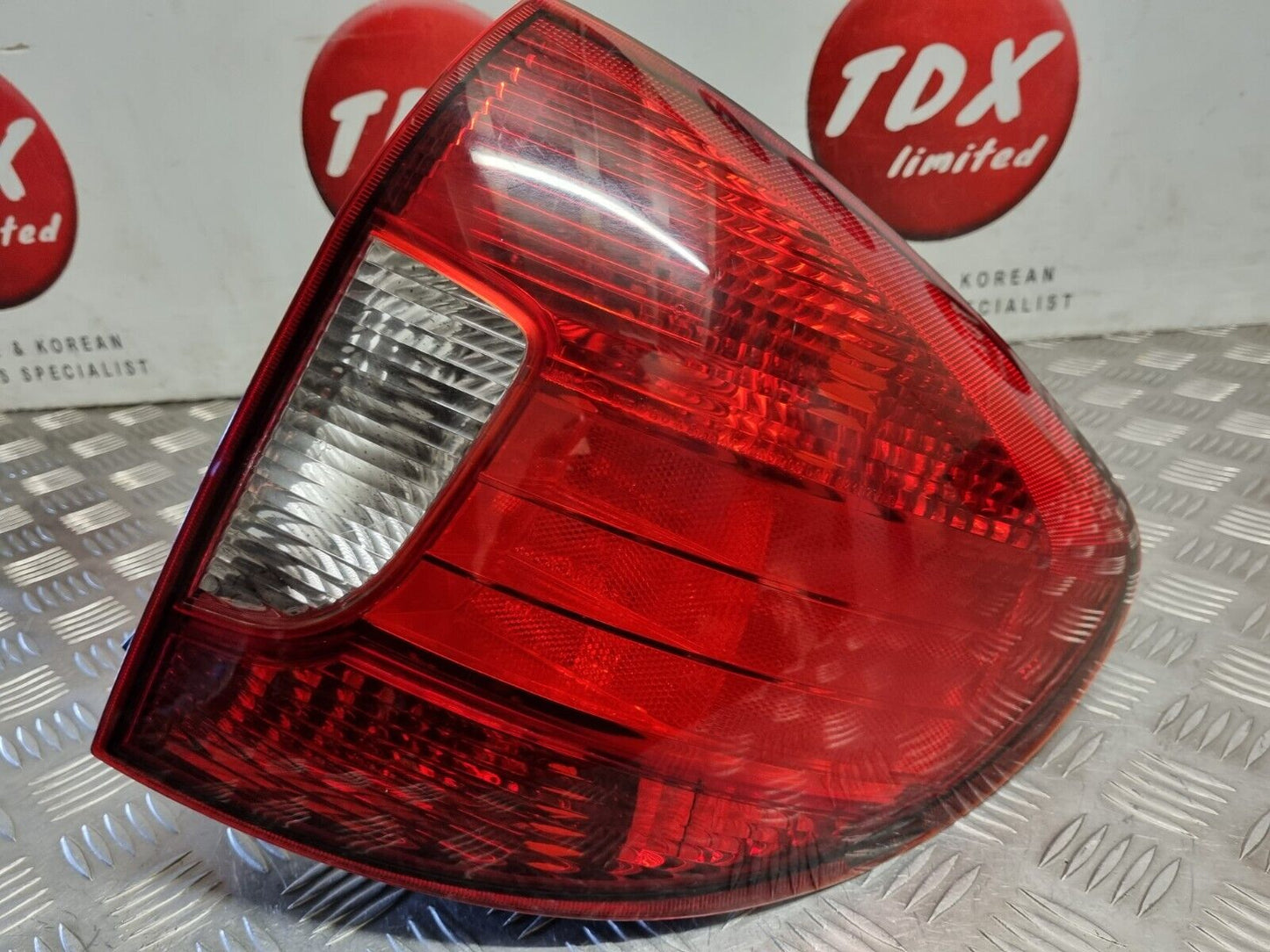 KIA RIO MK1 FACELIFT 2003-2005 GENUINE DRIVERS SIDE REAR OUTER BRAKE LIGHT LAMP