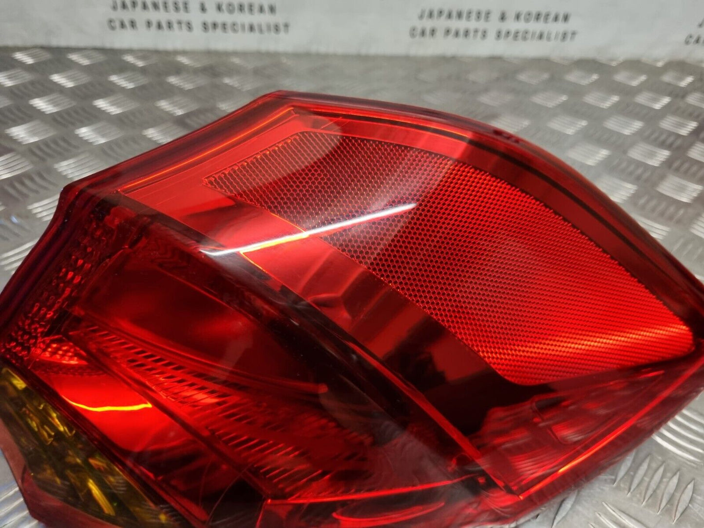 KIA CEED (JD) 2012-2018 GENUINE DRIVERS SIDE REAR OUTER BRAKE LIGHT 92402-A20