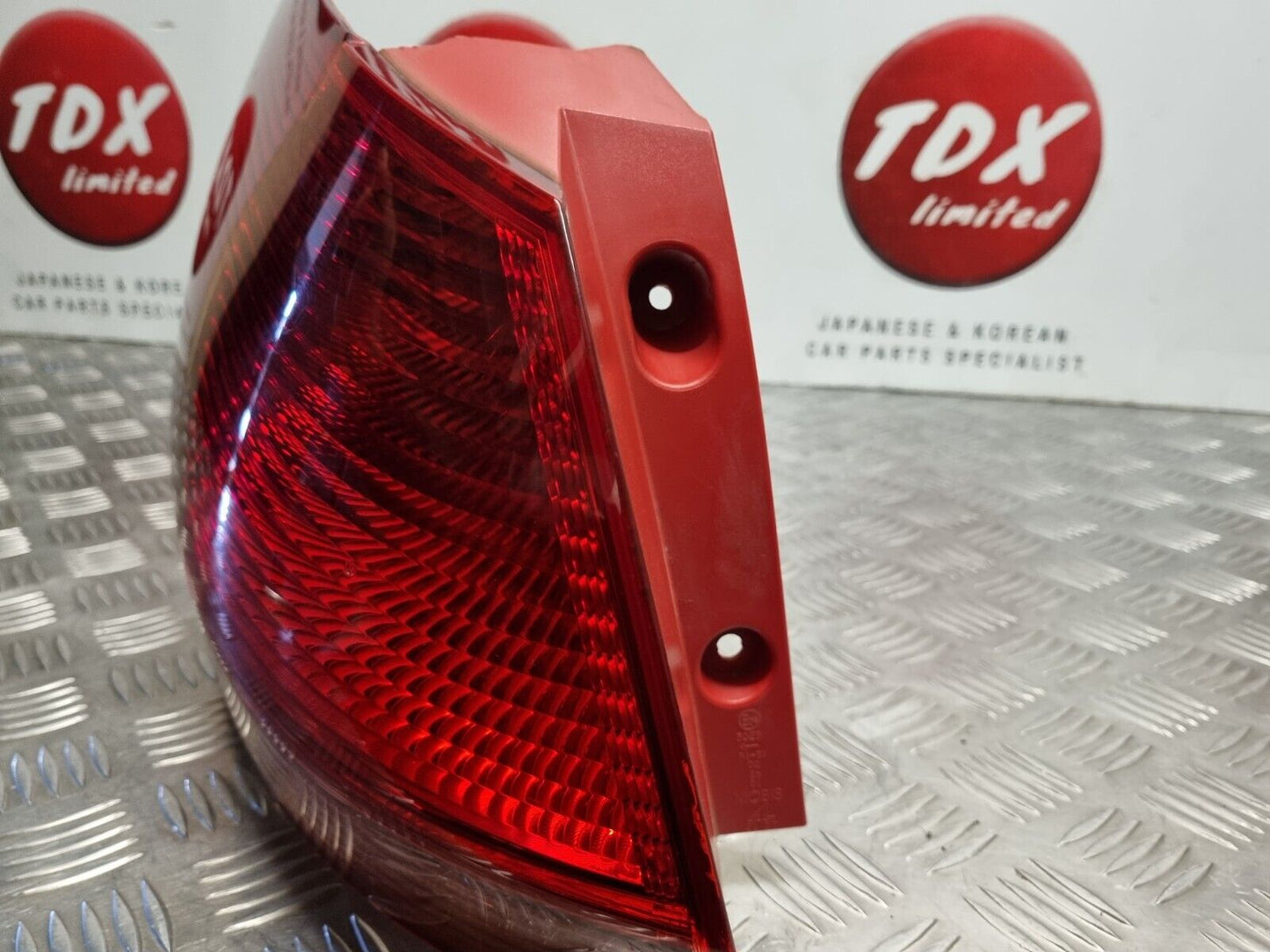 KIA VENGA YN 2010-2019 GENUINE PASSENGERS SIDE REAR BODY BRAKE LIGHT 92401-1P000