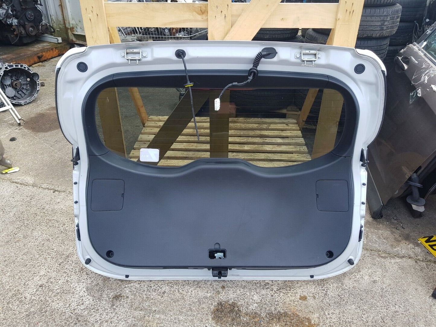 Kia Carens Mk3 Tailgate Shell + Windscreen In Silver 2013-2016