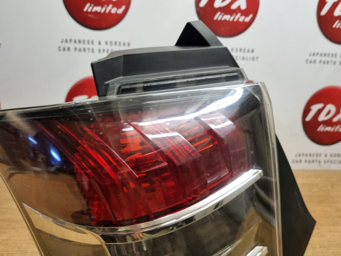 TOYOTA IQ 2009-2015 GENUINE PASSENGERS SIDE REAR OUTER BODY TAIL LIGHT BRAKE