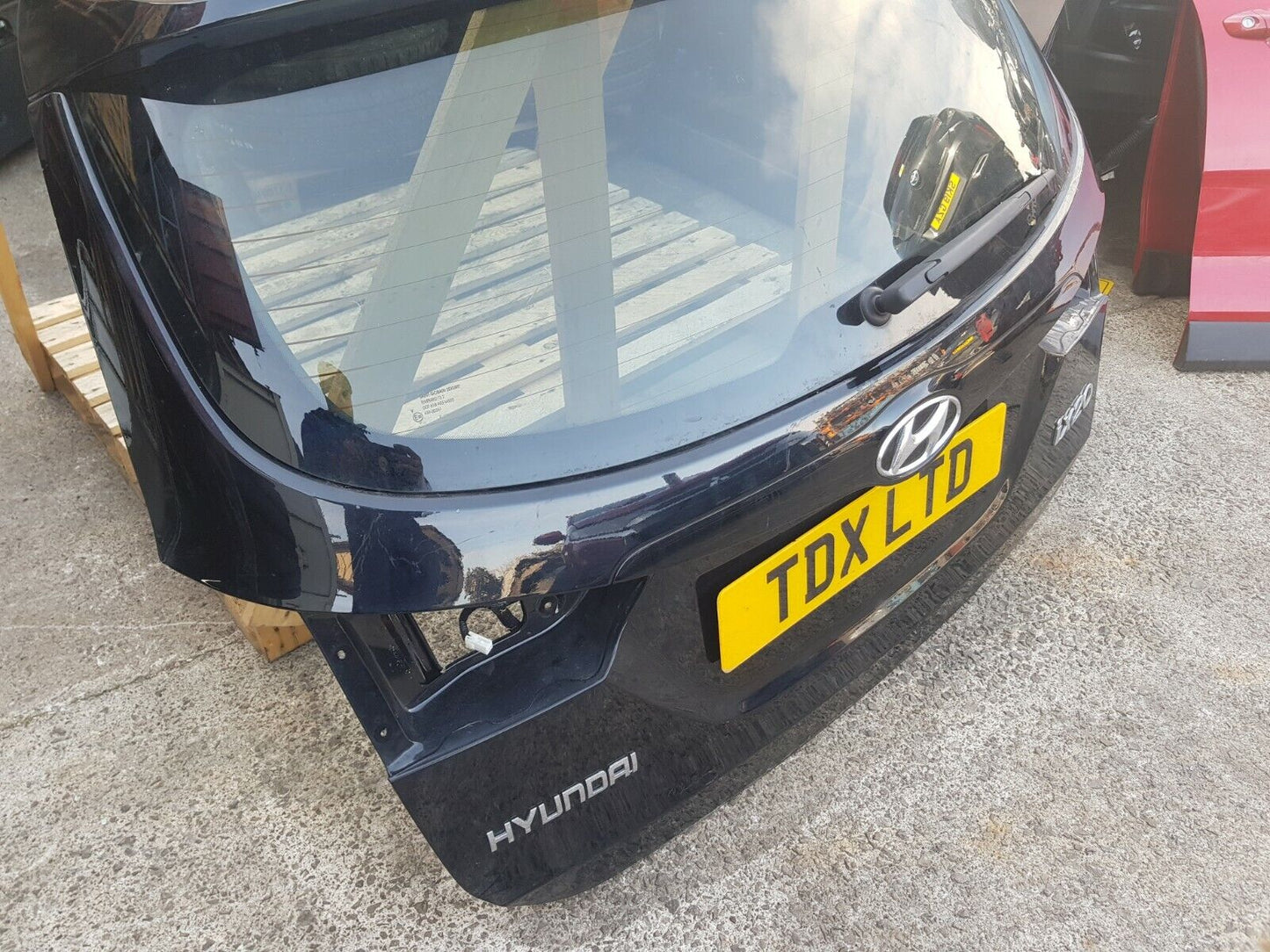 Hyundai IX20 Hatchback Tailgate Shell + Windscreen In Black 2010-2018