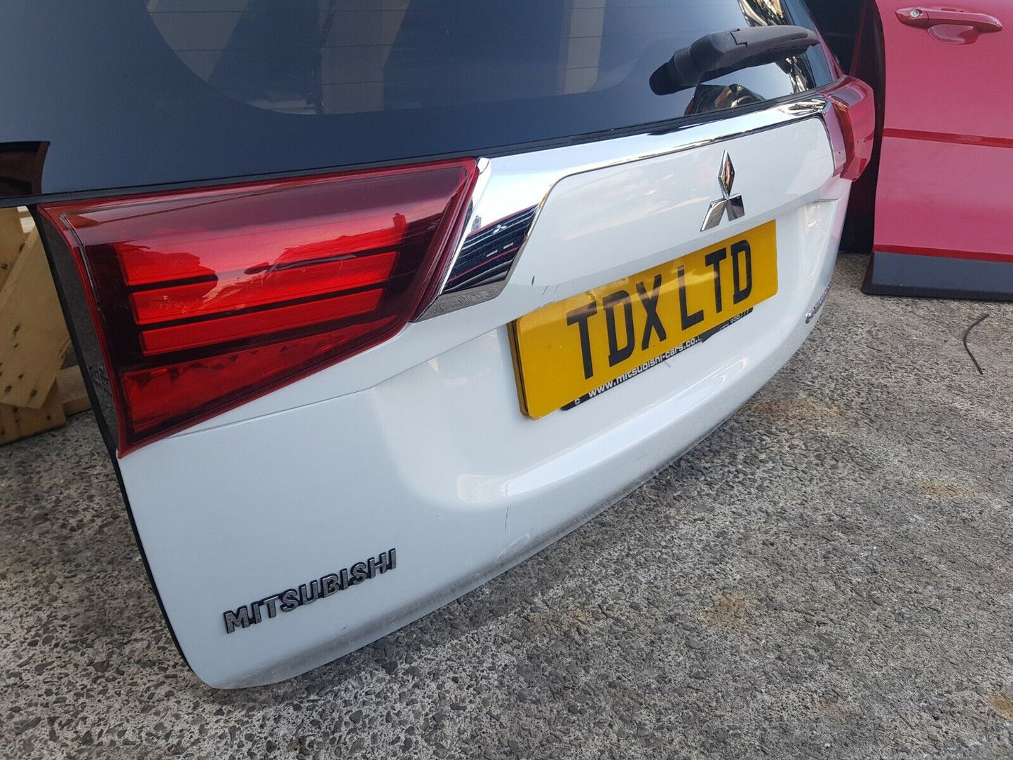 Mitsubishi Outlander Tailgate Shell + Windscreen In White Pearl (W13) 2015-2019