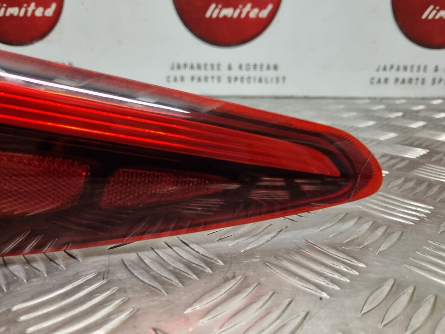 KIA SPORTAGE QL MK4 2016-2019 GENUINE DRIVERS REAR OUTER BRAKE LIGHT 92402-F10