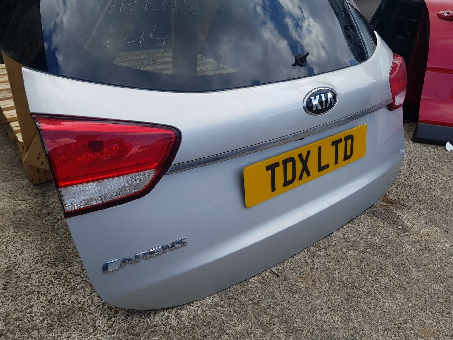 Kia Carens Mk3 Tailgate Shell + Windscreen In Silver 2013-2016