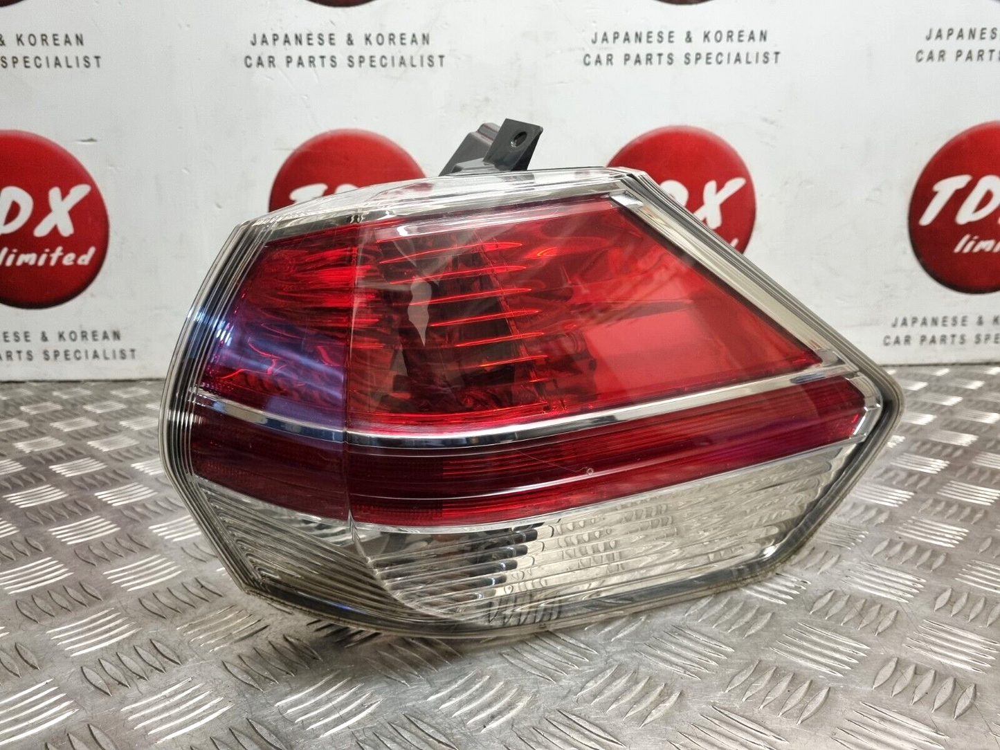 NISSAN X-TRAIL T32 2014-2017 GENUINE DRIVERS SIDE REAR OUTER BRAKE LIGHT LAMP