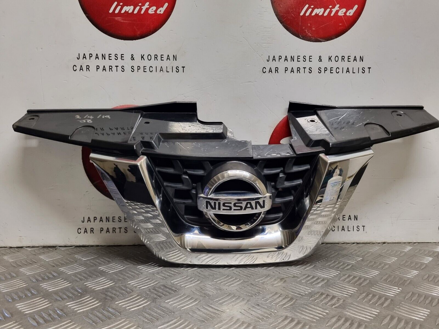 NISSAN JUKE 2014-2019 F15 FACELIFT GENUINE FRONT BUMPER CHROME GRILLE + CAMERA