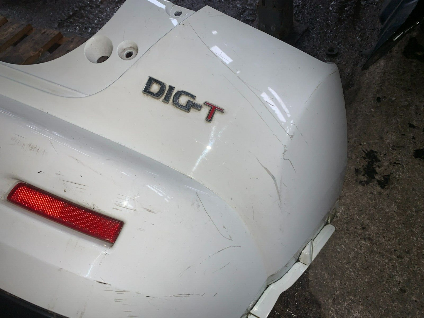 NISSAN JUKE MK1 2010-2014 PRE-FACELIFT GENUINE DIG-T REAR BUMPER WHITE