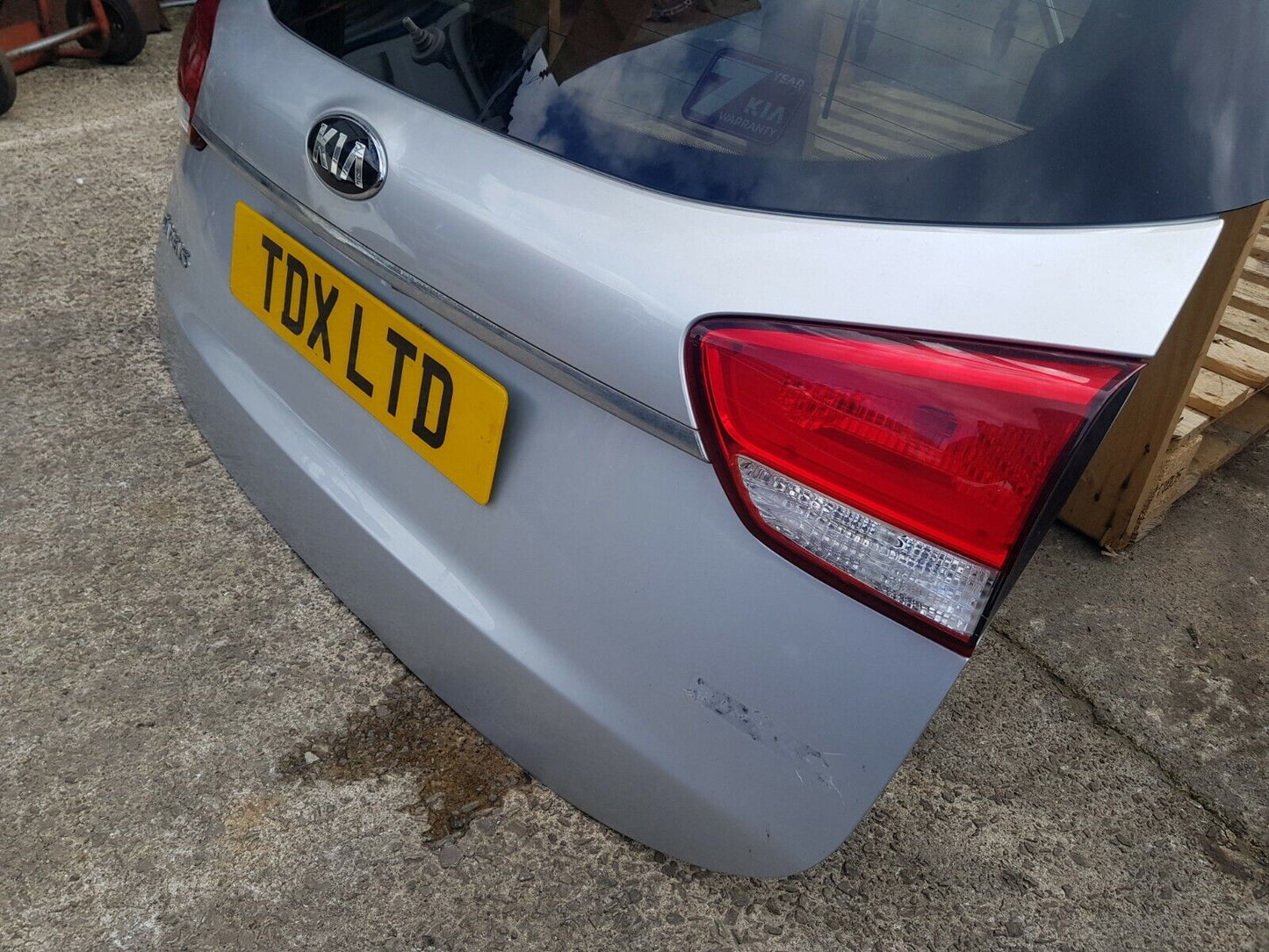 Kia Carens Mk3 Tailgate Shell + Windscreen In Silver 2013-2016