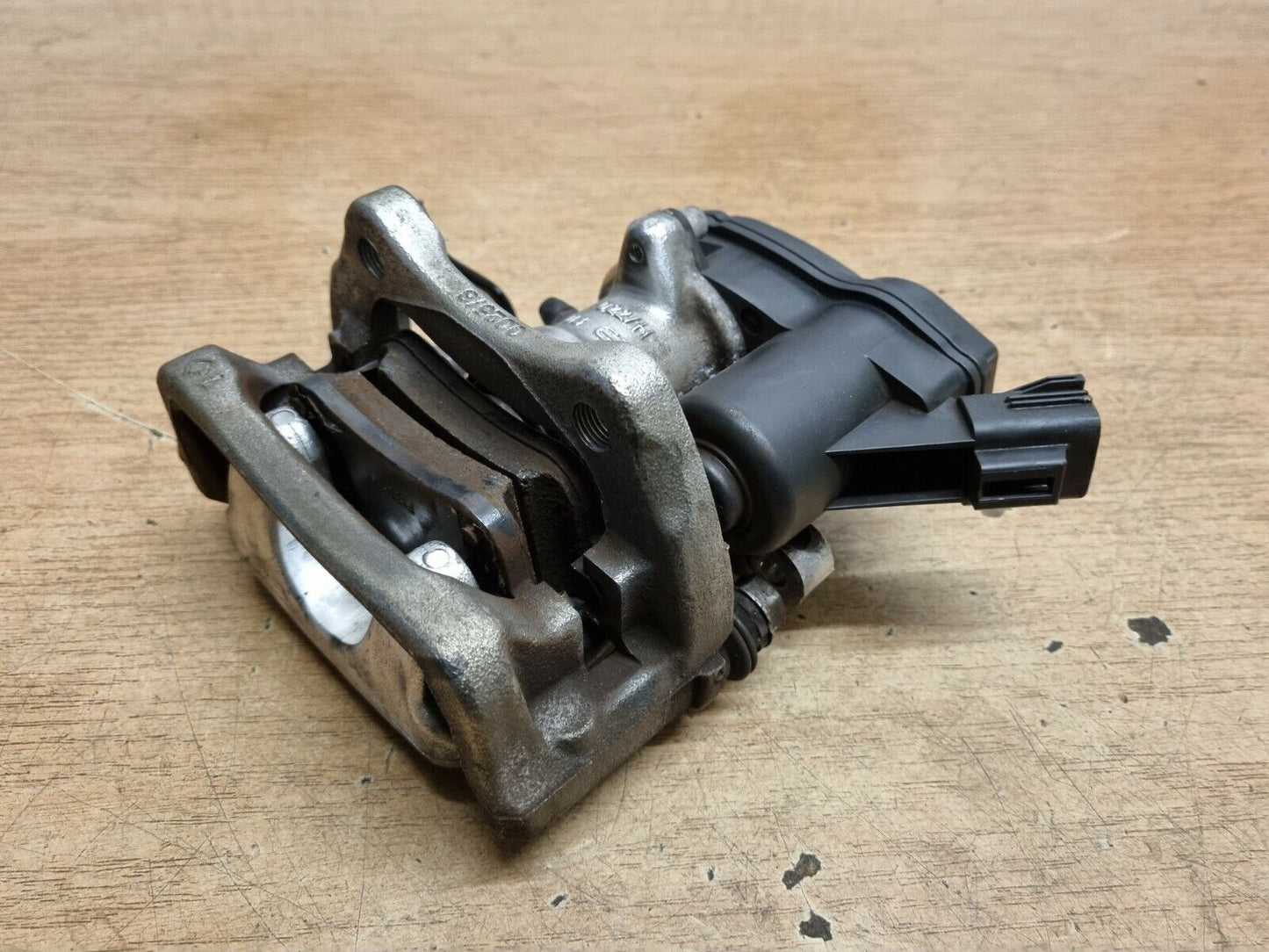 NISSAN JUKE F16 GENUINE OSR DRIVERS REAR ELECTRIC BRAKE CALIPER 2019-2022