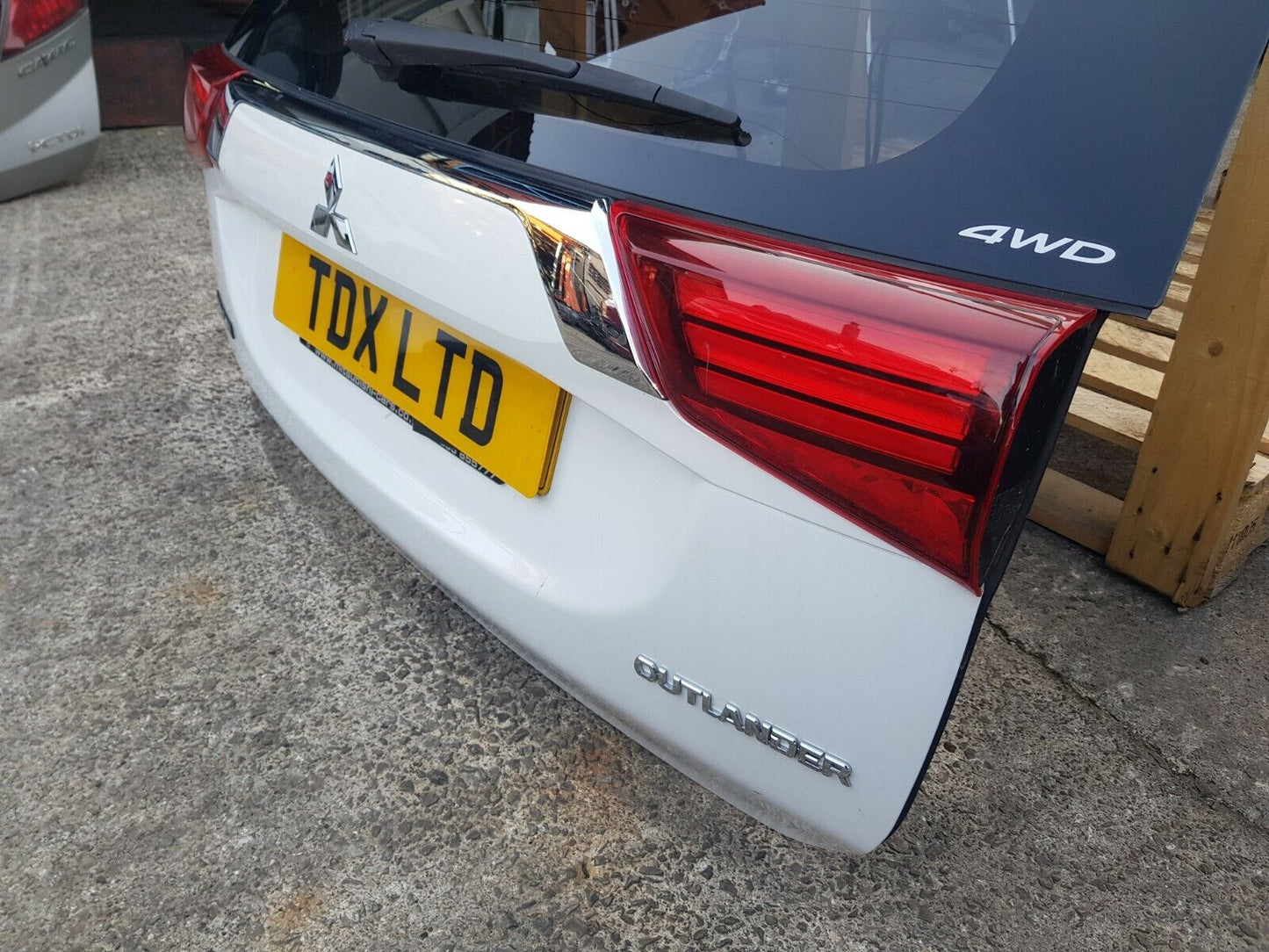 Mitsubishi Outlander Tailgate Shell + Windscreen In White Pearl (W13) 2015-2019