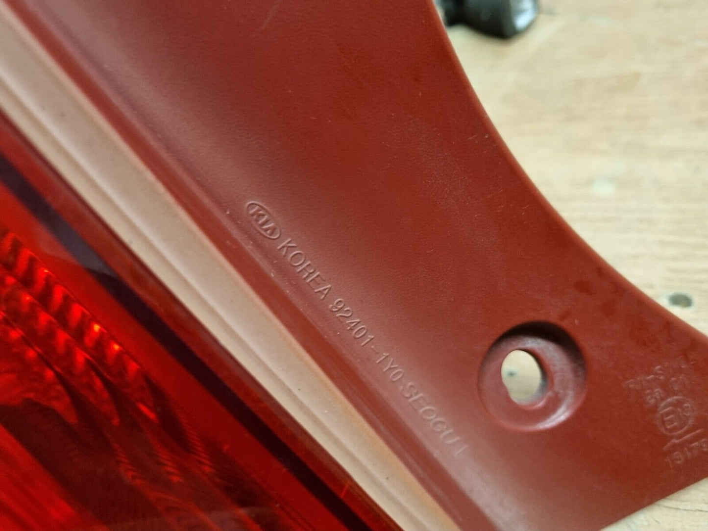 KIA PICANTO MK2 2011-2017 GENUINE PASSENGERS REAR OUTER BRAKE LIGHT 92401-1Y0