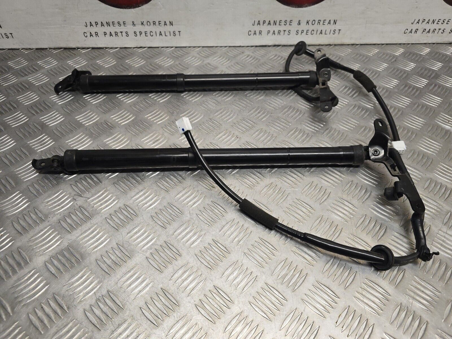 TOYOTA RAV4 2016-2018 GENUINE DRIVERS & PASSENGERS ELECTRIC TAILGATE STRUTS PAIR