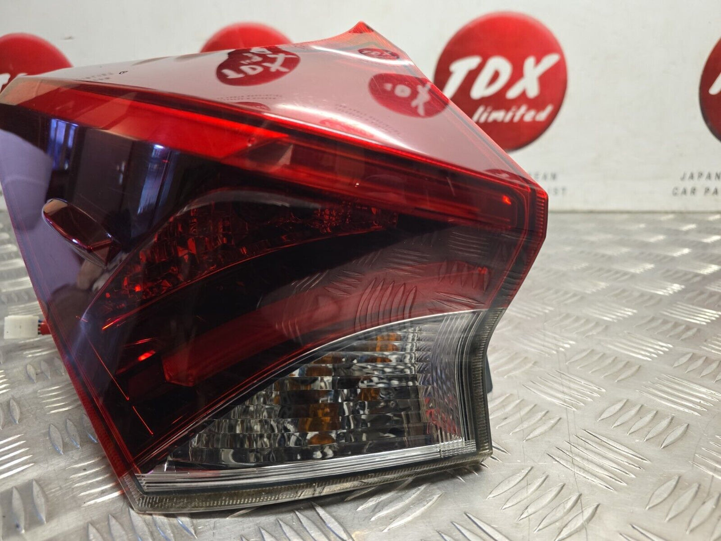 TOYOTA AURIS E18 FACELIFT 2015-2018 GENUINE PASSENGERS REAR OUTER BRAKE LIGHT