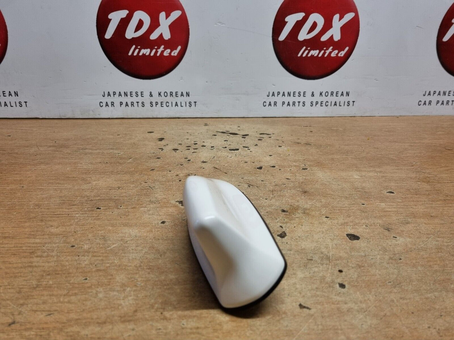 TOYOTA YARIS MK4 2020-2022 GENUINE GPS ROOF SHARK FIN ANTENNA SUPER WHITE (040)