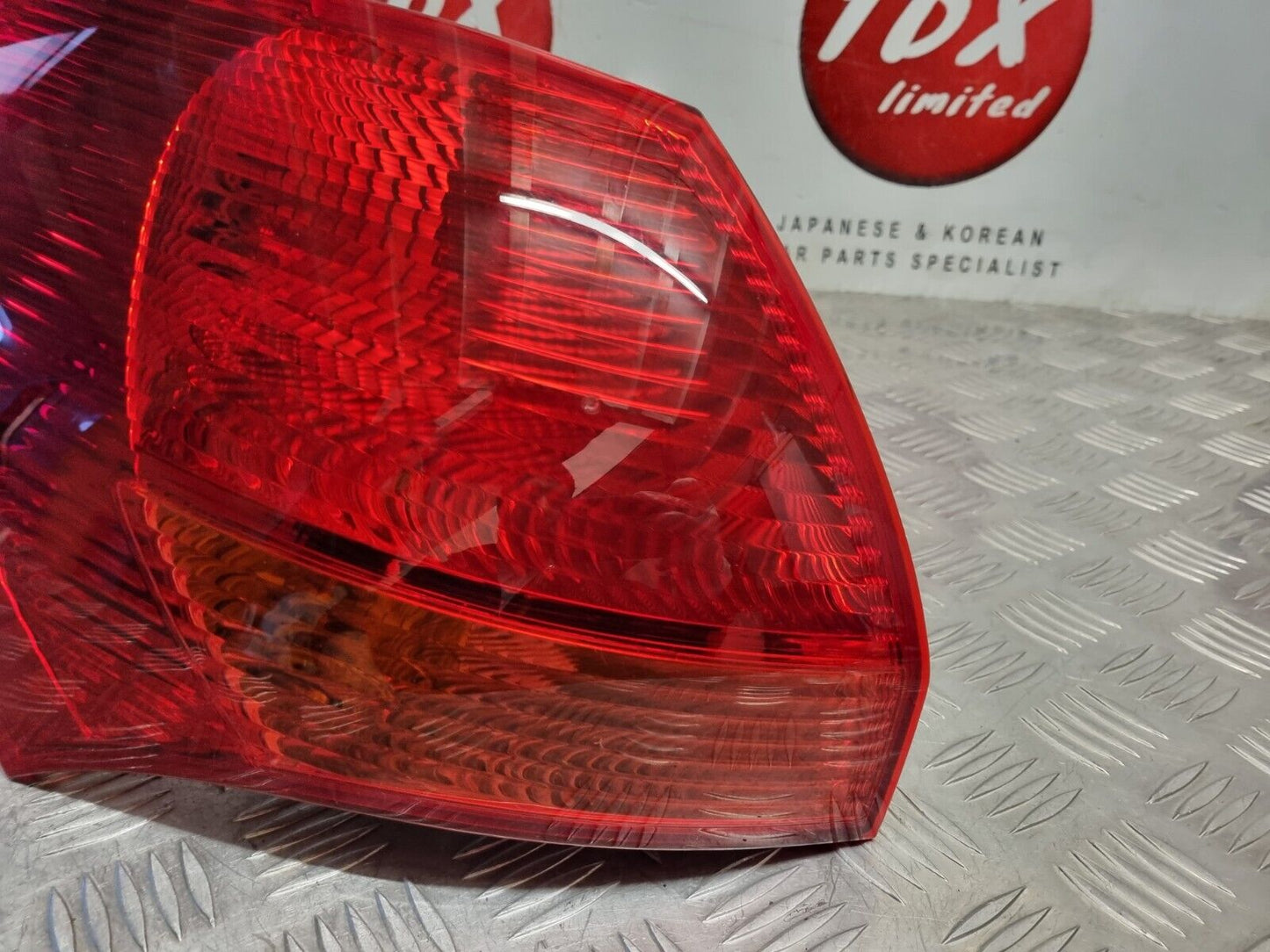 KIA VENGA YN 2010-2018 GENUINE PASSENGERS SIDE REAR OUTER BRAKE LIGHT 924021P000