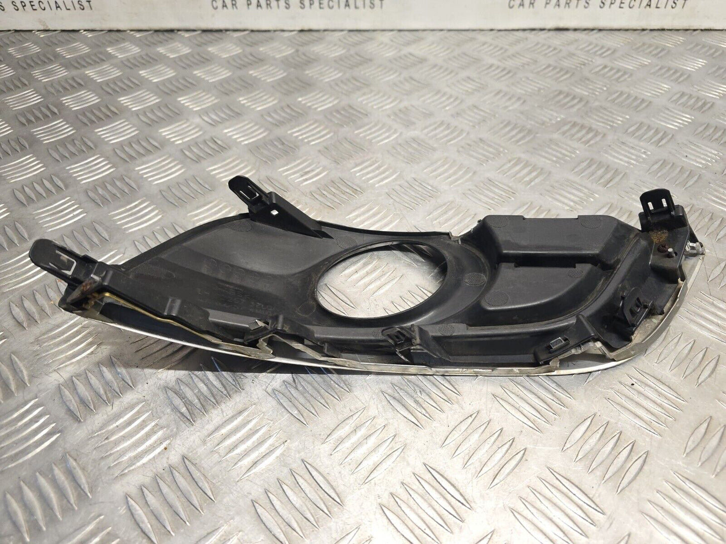 NISSAN PULSAR (C13) MK3 2014-2018 GENUINE PASSENGERS FRONT FOG LIGHT TRIM COVER