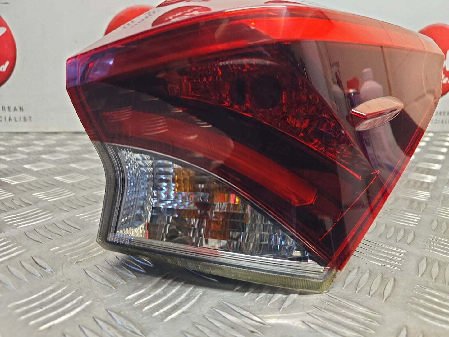 TOYOTA AURIS E18 FACELIFT 2015-2018 GENUINE DRIVERS SIDE REAR OUTER BRAKE LIGHT