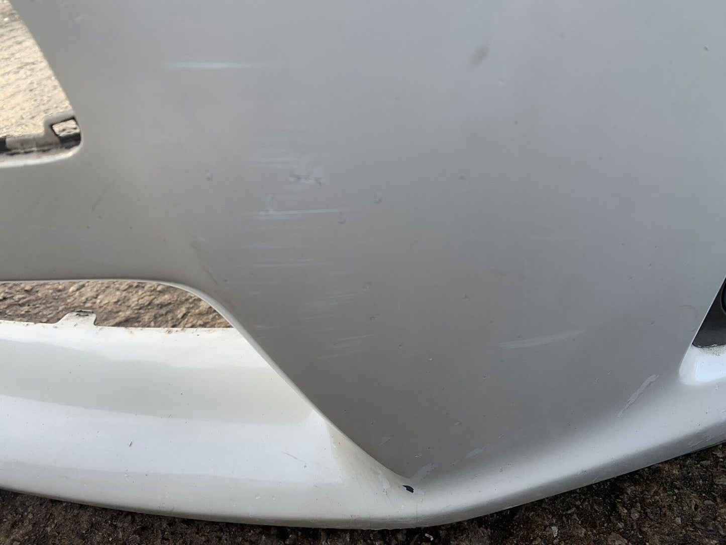 TOYOTA PRIUS 2009-2012 GENUINE FRONT BUMPER IN WHITE