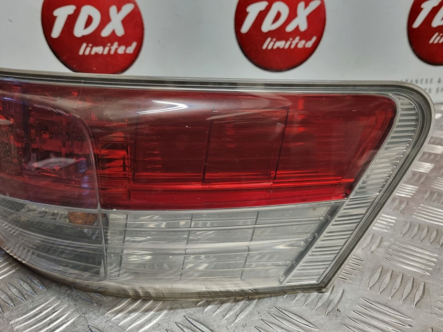 TOYOTA AVENSIS SALOON 2009-2012 T27 PREFACELIFT DRIVERS  SIDE REAR OUTER LIGHT