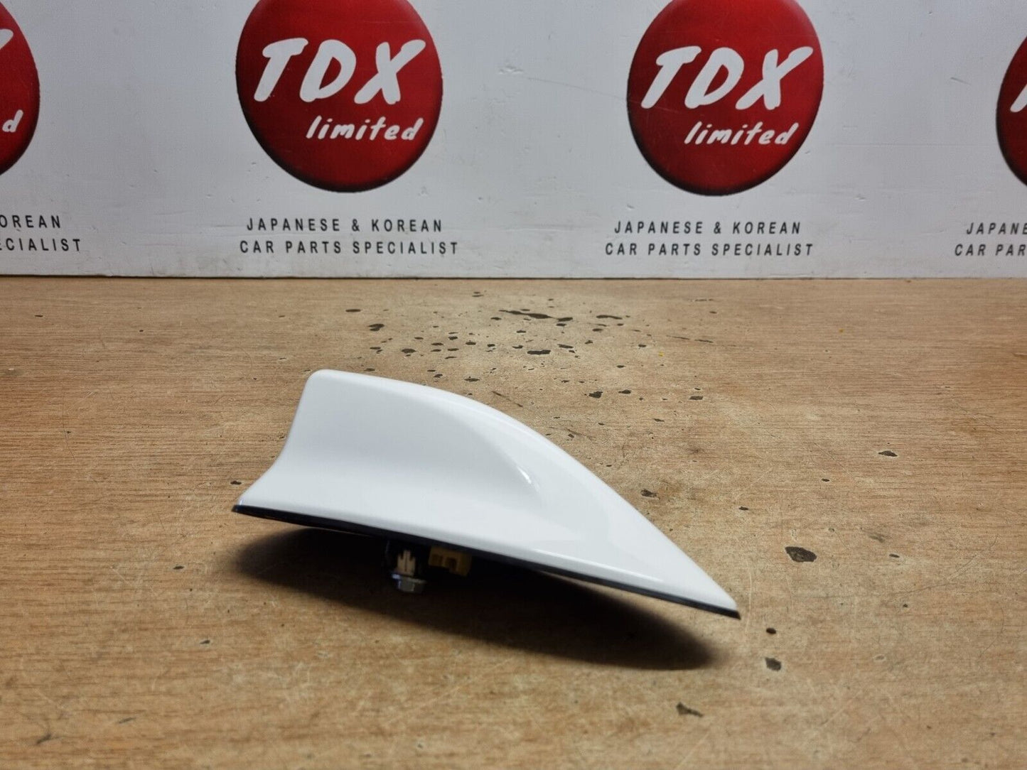 TOYOTA YARIS MK4 2020-2022 GENUINE GPS ROOF SHARK FIN ANTENNA SUPER WHITE (040)