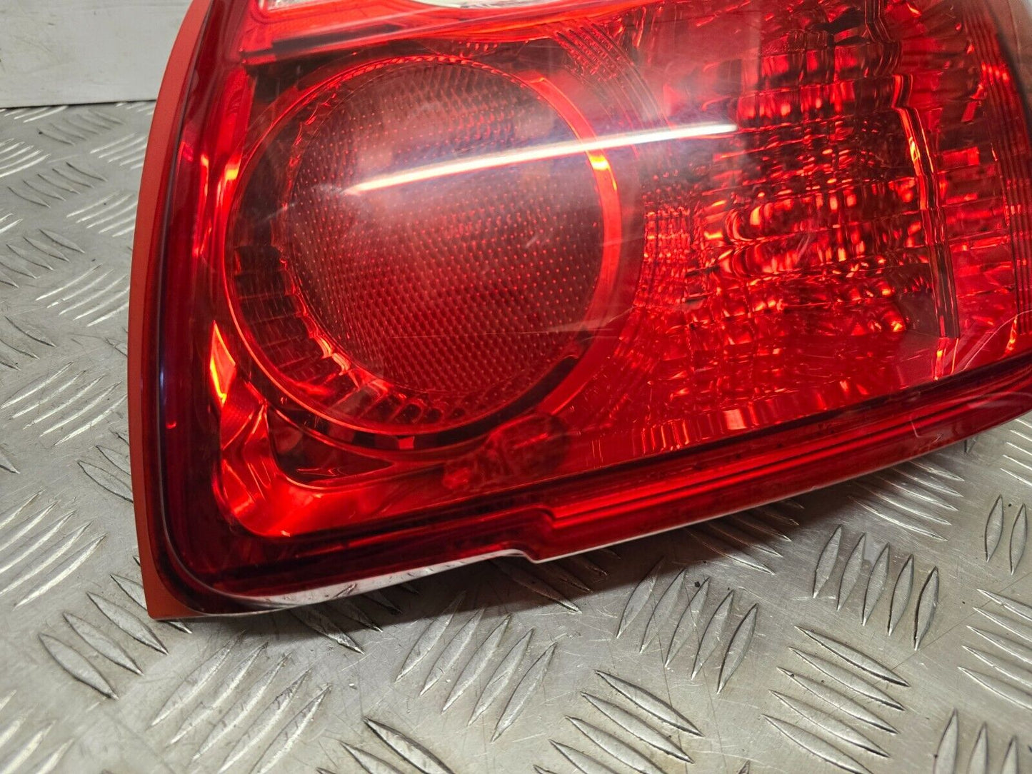 TOYOTA AURIS MK1 FACELIFT 2009-2012 GENUINE DRIVERS SIDE REAR OUTER BRAKE LIGHT