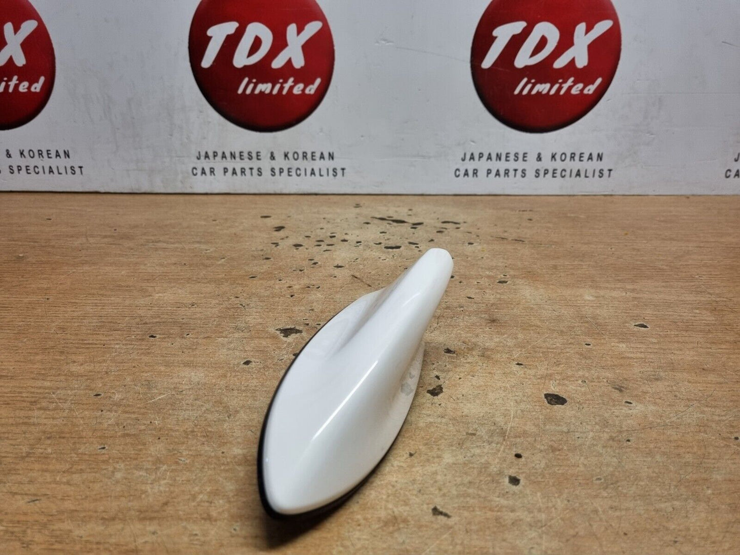 TOYOTA YARIS MK4 2020-2022 GENUINE GPS ROOF SHARK FIN ANTENNA SUPER WHITE (040)