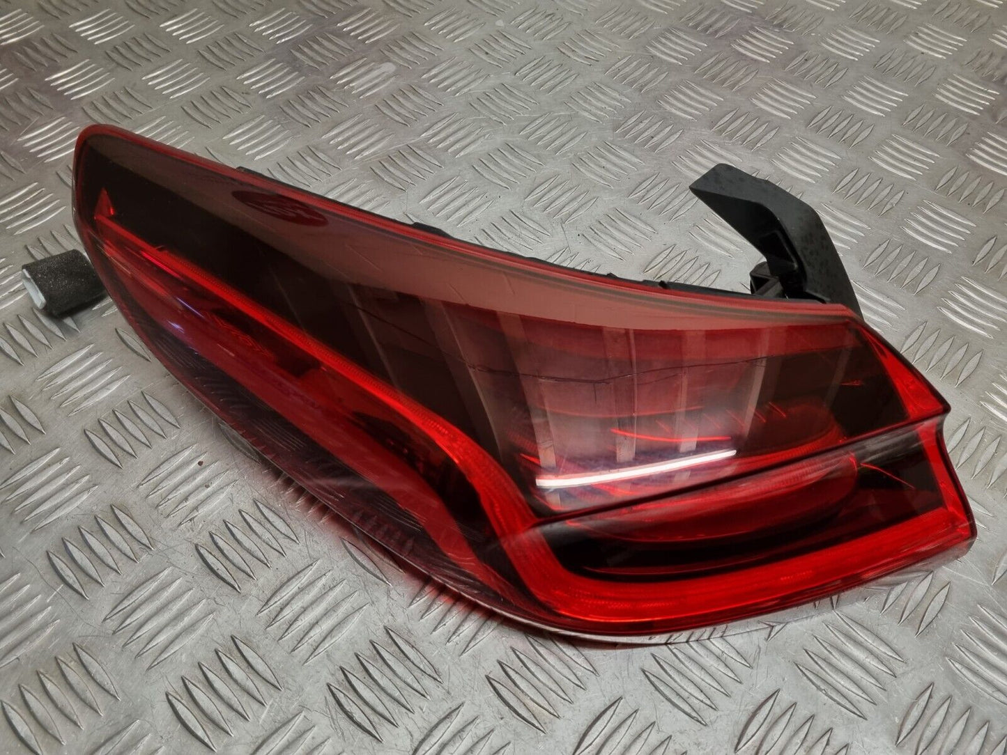 KIA XCEED (CD) 2019-2023 GENUINE PASSENGER REAR OUTER LED BRAKE LIGHT 92401J7300