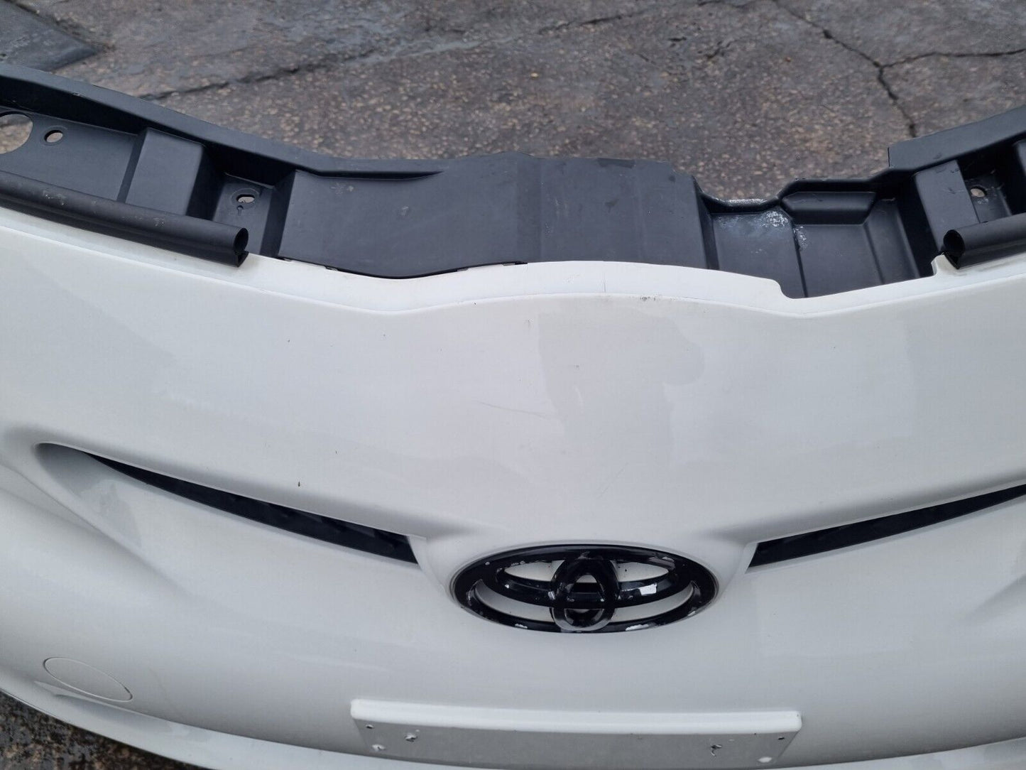 TOYOTA AYGO MK1 2009-2012 GENUINE FRONT COMPLETE BUMPER IN WHITE