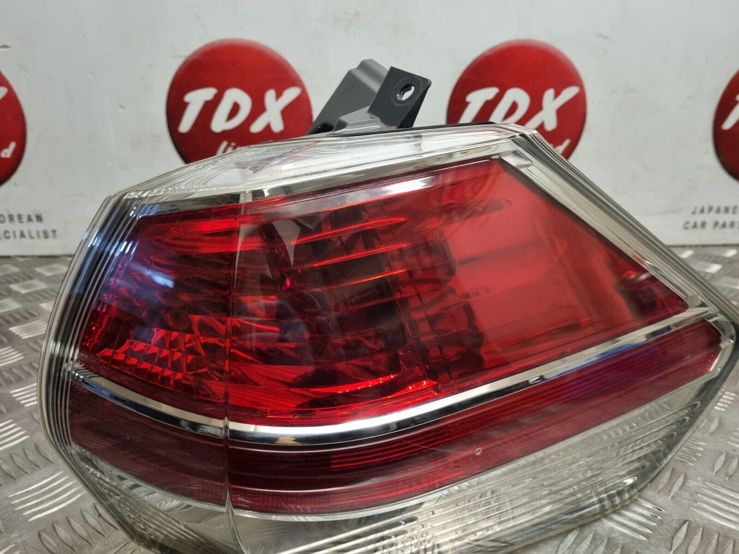 NISSAN X-TRAIL T32 2014-2017 GENUINE DRIVERS SIDE REAR OUTER BRAKE LIGHT LAMP