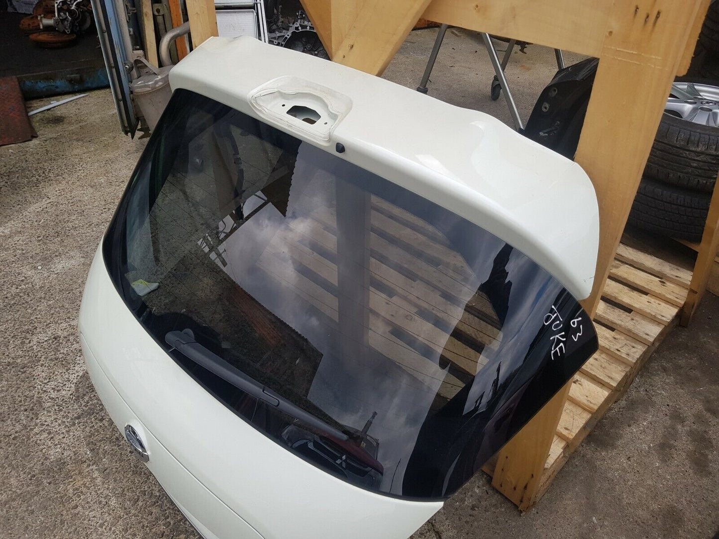 Nissan Juke F15 Tailgate Shell + Windscreen In Arctic White (326) 2010-2018