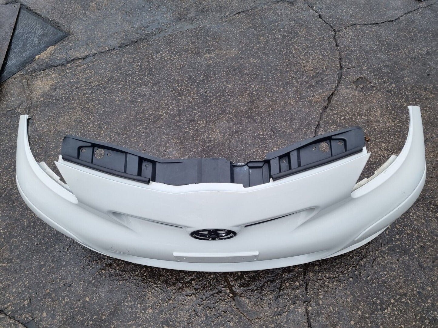 TOYOTA AYGO MK1 2009-2012 GENUINE FRONT COMPLETE BUMPER IN WHITE