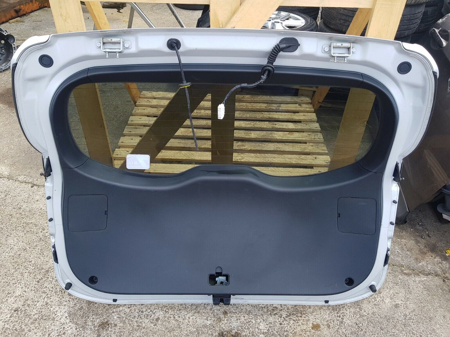 Kia Carens Mk3 Tailgate Shell + Windscreen In Silver 2013-2016