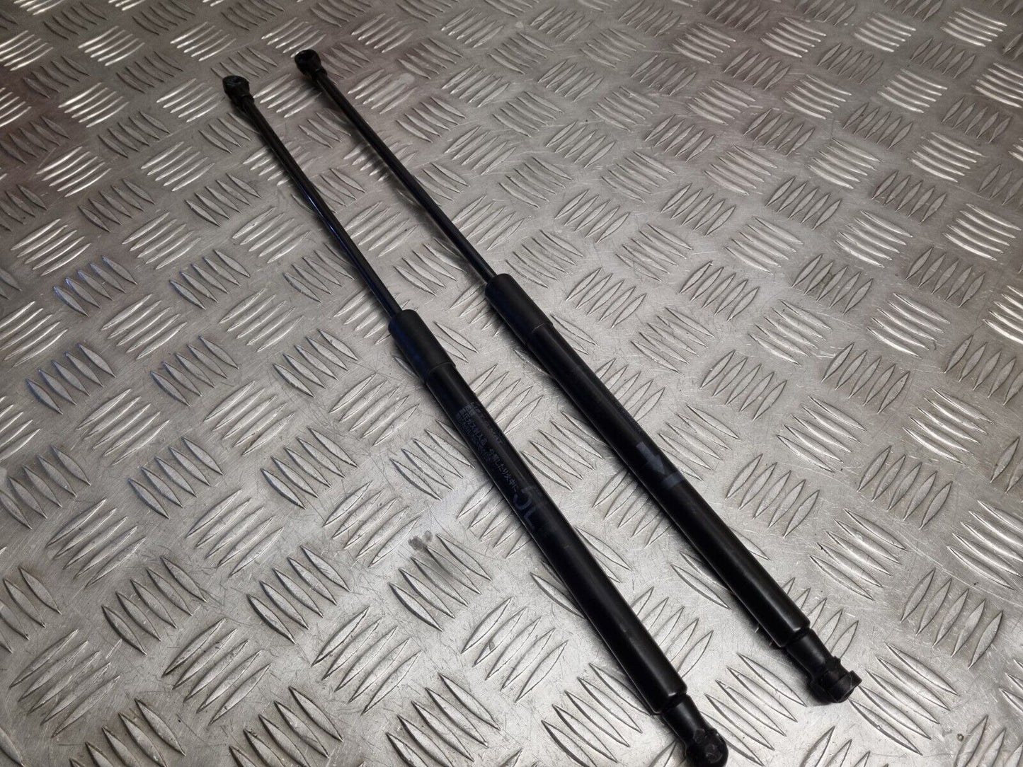 TOYOTA PRIUS MK3 2009-2015 GENUINE REAR TAILGATE GAS STRUTS DAMPER SUPPORTS PAIR